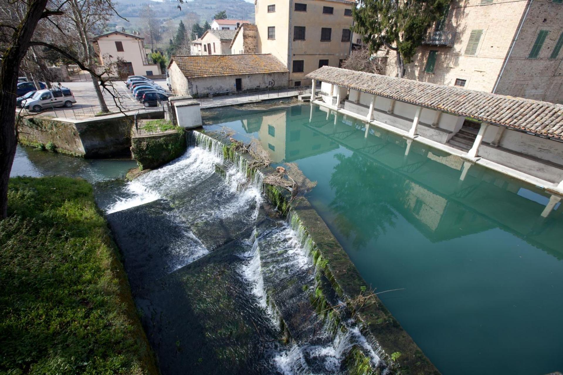 Appartamento Con Camino In Centro Storico Bevagna Exteriör bild